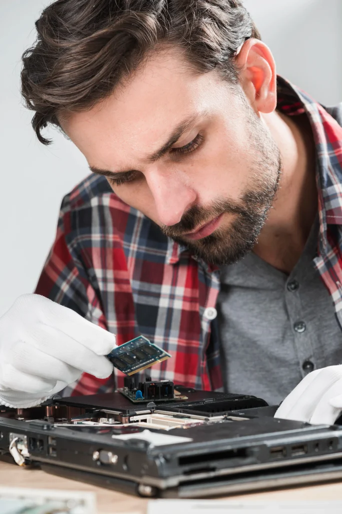 Técnico revisando la memoria RAM de un portátil