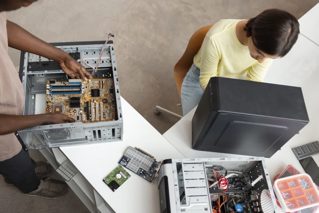 Técnicos trabajando en el hardware de un servidor para empresa